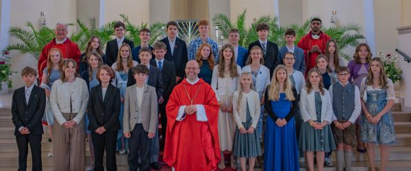 firmung-2026-gruppenfoto-firmlinge-firmspender-priester-600x250-crop-50-50.jpg