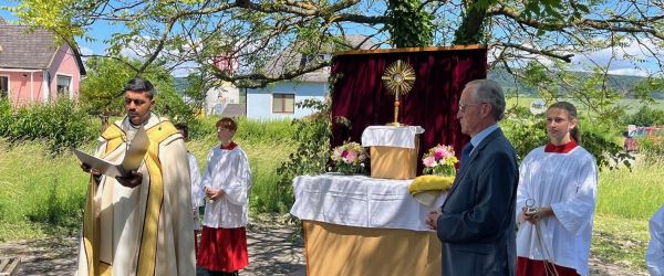 fronleichnahm-2026-1-altar-evangelium-600x250-crop-47-40.jpg