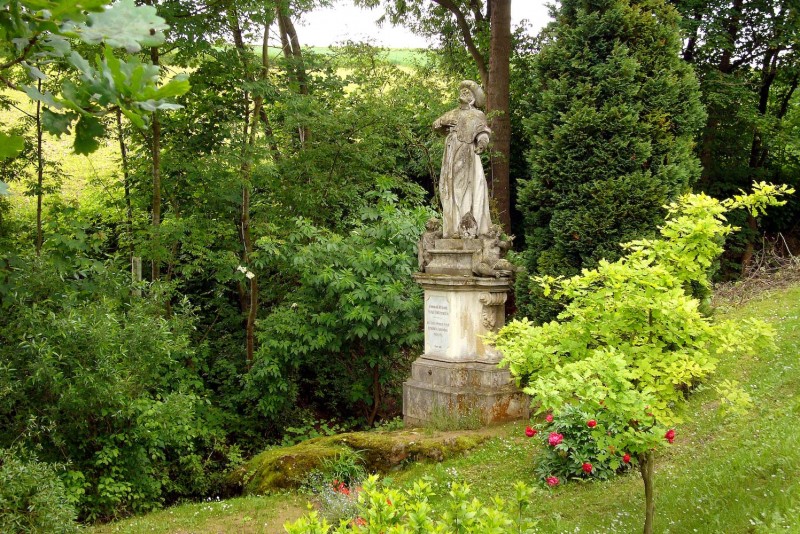 hl.-zenostatue.jpg
